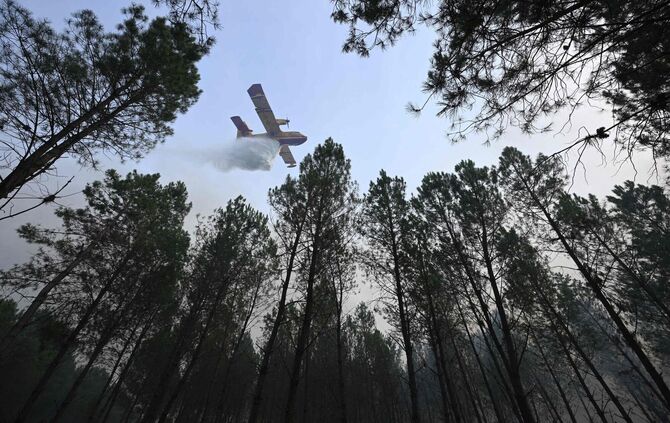 Der Brand bei Luglon hat inzwischen rund 1.600 Hektar Wald und Buschland erfasst. Etwa 650 Menschen wurden vorsorglich evakuiert