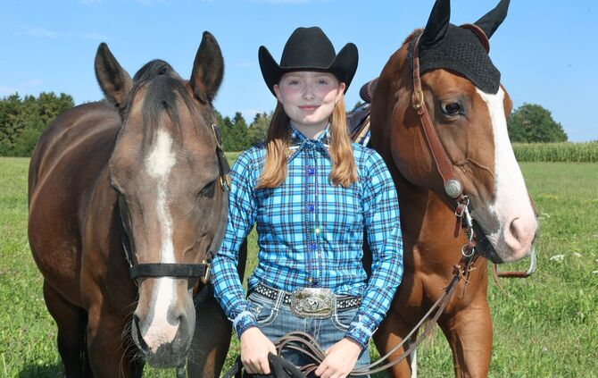 Nachwuchstalent Eva Maria Holzer aus Aichstrut mit ihrem Painthorse Missy (r.) und dem Quarterhorse Kitty.