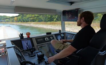 Binnenschiff auf dem Rhein