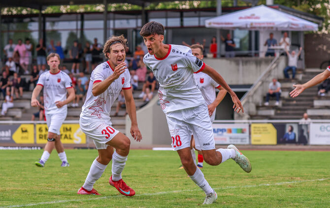 Erstes Saisontor für den SV Fellbach: Torschütze Luca Vullo (rechts) und Torben Hohloch bejubeln den Treffer zum 1:1.