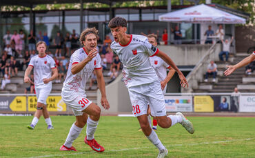 Erstes Saisontor für den SV Fellbach: Torschütze Luca Vullo (rechts) und Torben Hohloch bejubeln den Treffer zum 1:1.