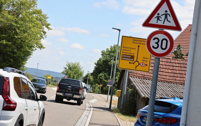 Tempo 30, Warnschild - und bald auch ein Geschwindigkeitsmessdisplay - reichen aus Sicht der Anwohner nicht.