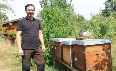 Hobbyimker Manuel Höfer mit seinen Bienenstöcken am Kappelberg.
