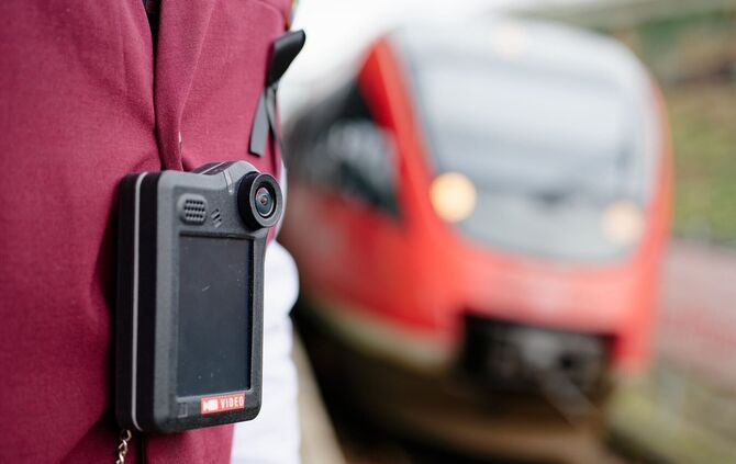 Die Deutsche Bahn setzt stark auf Bodycams für mehr Sicherheit in ihren Zügen. (Archivbild)