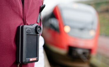 Die Deutsche Bahn setzt stark auf Bodycams für mehr Sicherheit in ihren Zügen. (Archivbild)
