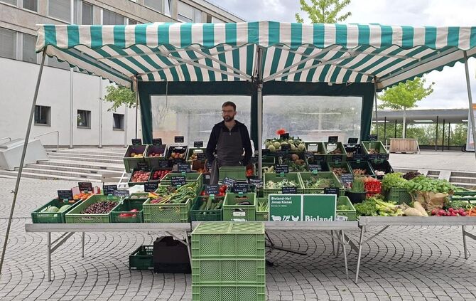 Bio-Erzeuger Jonas Kienel mit seinem Stand vor dem Rathaus in Waiblingen.