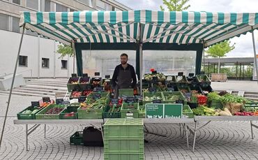 Bio-Erzeuger Jonas Kienel mit seinem Stand vor dem Rathaus in Waiblingen.