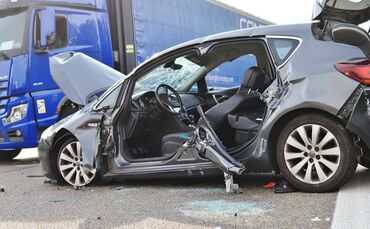 Ein Auto überschlug sich mehrfach auf der B29 in Fahrtrichtung Stuttgart.