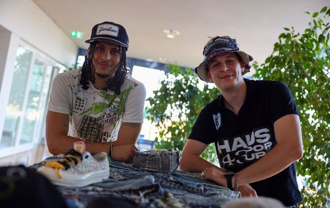 Rafael Alkhouri Elyas (links) und Leander Gottwald machen unter dem Namen "Battosaï" Upcycling-Mode in Fellbach.