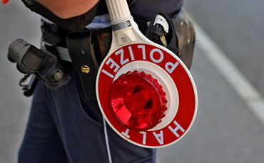 Die Polizei zog den 42-Jährigen gleich zweimal aus dem Verkehr (Symbolfoto).