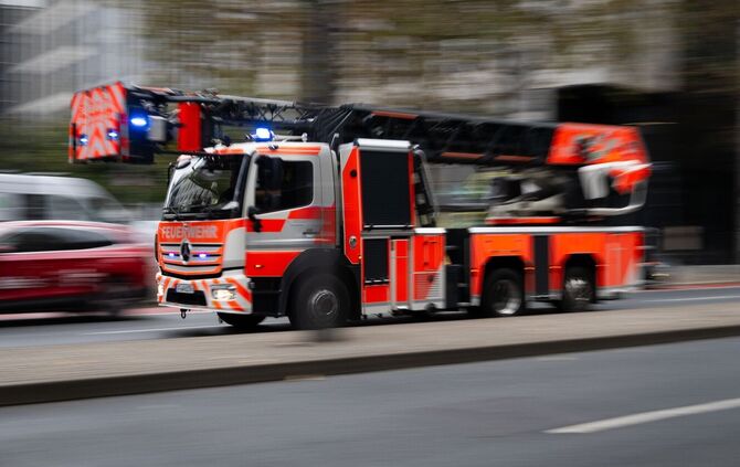 Mit einer Drehleiter retten Einsatzkräfte den Senior von seinem Balkon. (Symbolbild)