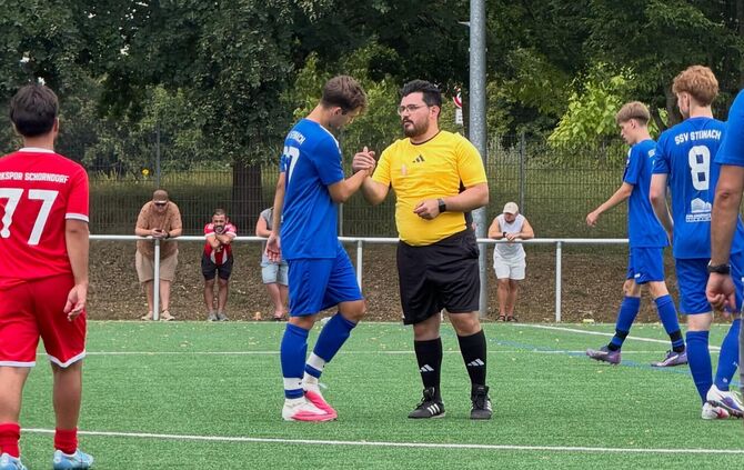 Ole Wocko (SSV Steinach-Reichenbach) bedankt sich bei Schiedsrichter Yusuf Ramazan Celiktürk – der Referee musste sich in Schorn
