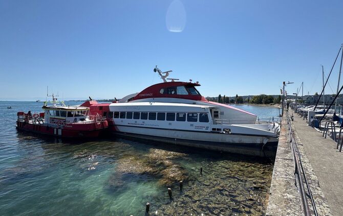 Katamaran prallt in Konstanz gegen Hafenmauer