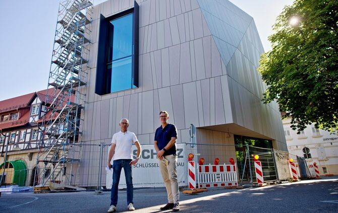 Auf den ersten Blick wirkt sie perfekt. Auf den zweiten Blick zeigen sich Baumängel: Die Fassade der Stadtbibliothek muss entfer