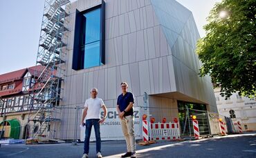 Auf den ersten Blick wirkt sie perfekt. Auf den zweiten Blick zeigen sich Baumängel: Die Fassade der Stadtbibliothek muss entfer