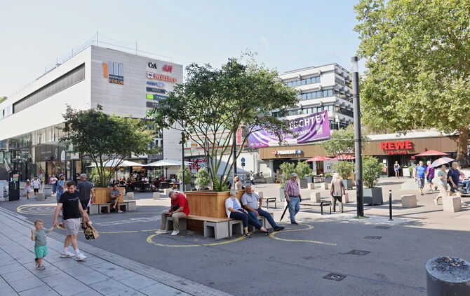 Seit kurzem stehen Baumkisten mit Sitzbänken auf dem Alten Postplatz in Waiblingen. Und was sagen die Kinder dazu, dass ihre Hüp
