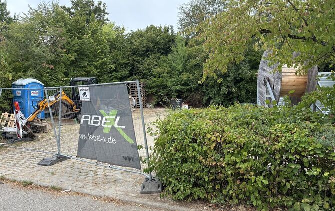 Am Materiallager der beauftragten Tiefbau-Firma bei der Fritz-Ulrich-Halle tut sich seit Längerem nichts mehr.