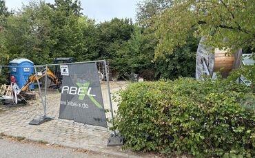 Am Materiallager der beauftragten Tiefbau-Firma bei der Fritz-Ulrich-Halle tut sich seit Längerem nichts mehr.