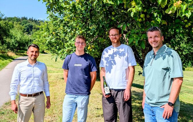 Nick Neuburger (2. von links) und Max Rutha (zweiter von rechts) hatten die Geschäftsidee. Cenk Alaca (links) und Raimon Ahrens