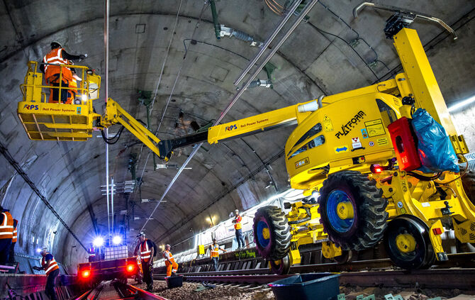 An der Tunneldecke sind jetzt Deckenstromschienen angebracht. Die Oberleitungstechnik spielt eine bedeutende Rolle im Betrieb, u