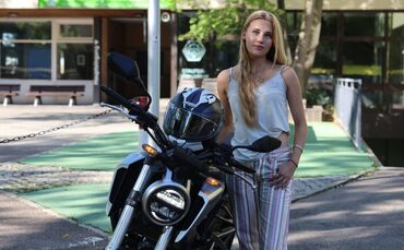 Liv Köhler mit ihrer Honda vor dem Staufer-Gymnasium in Waiblingen. Diese hat sie einem ihrer Brüder abgekauft. „Ich liebe es, M