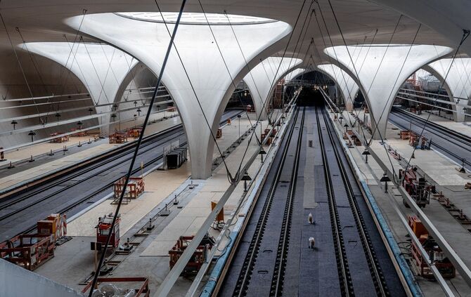 In der Halle des neuen Tiefbahnhofs in Stuttgart soll es auch ohne Klimaanlage kühl bleiben, sagt die Bahn in einem Video. Die Z