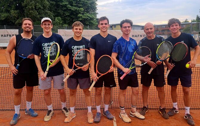 Das Männer-2-Team des TC Weinstadt-Endersbach feiert die Meisterschaft.