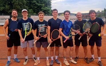 Das Männer-2-Team des TC Weinstadt-Endersbach feiert die Meisterschaft.