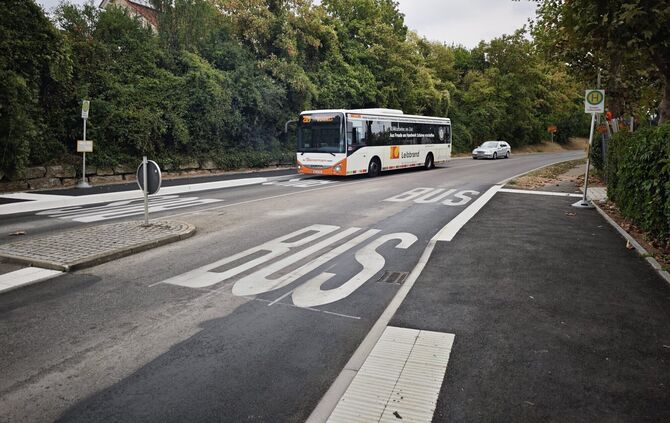 Auf der Kleinheppacher Seite neigt sich der neue Bussteig an der Haltestelle "Bühl" gleich zweimal: Einmal zur Fußgängerquerung