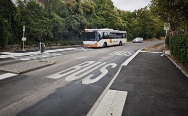 Auf der Kleinheppacher Seite neigt sich der neue Bussteig an der Haltestelle "Bühl" gleich zweimal: Einmal zur Fußgängerquerung