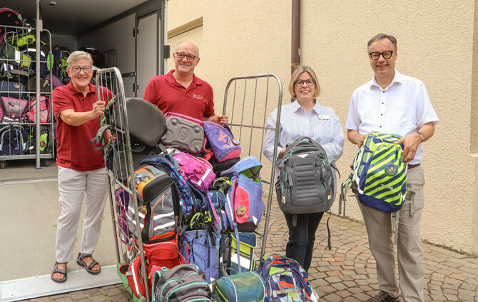 Große Freude über die gespendeten Schulranzen (v. l.): Zweite Vorständin Ines Latowitz und Tafelladenleiter Falk Zabel, Diana Za