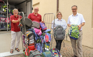 Große Freude über die gespendeten Schulranzen (v. l.): Zweite Vorständin Ines Latowitz und Tafelladenleiter Falk Zabel, Diana Za