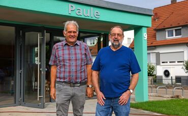 Vom Paulushaus zu "Paule": Christoph Sugg (links) und Lothar Hirtreiter vor dem früheren katholischen Gemeindehaus in Miedelsbac