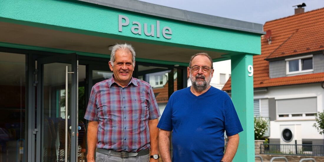 Vom Paulushaus zu "Paule": Christoph Sugg (links) und Lothar Hirtreiter vor dem früheren katholischen Gemeindehaus in Miedelsbac