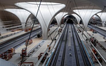 In der Halle des neuen Tiefbahnhofs in Stuttgart soll es auch ohne Klimaanlage kühl bleiben, sagt die Bahn in einem Video. Die Z