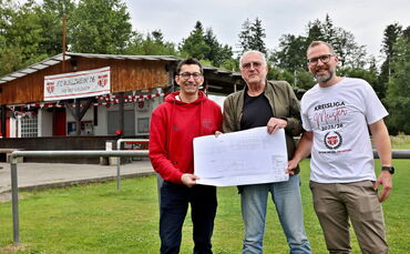 Freuen sich, dass der Anbau bald Realität werden soll (von links): Oliver Berndt, Peter Ackermann und Stefan Maier.