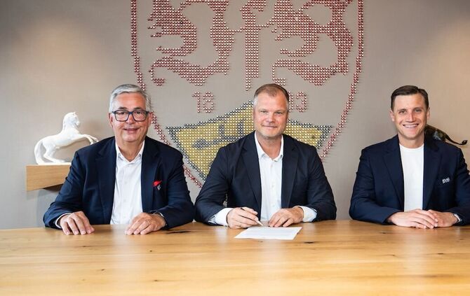 Fabian Wohlgemuth bei der Vertragsunterschrift, flankiert von Präsident Dietmar Allgaier (links) und dessen Vize Andreas Grupp (