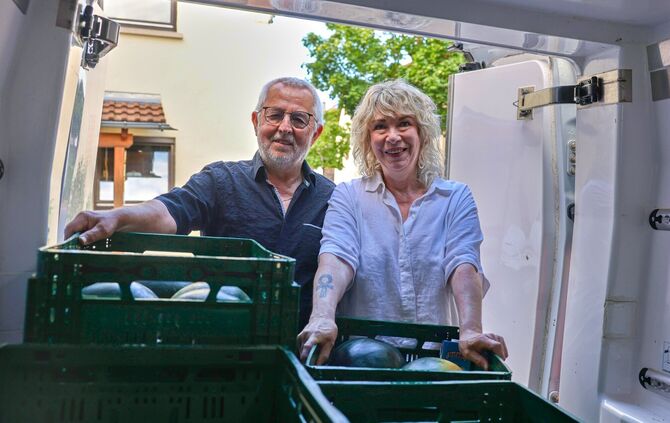 Neues Vorstands-Team leitet die Tafel Welzheim: Iris Haucke-Schüle (r.) und Dieter Münkel.
