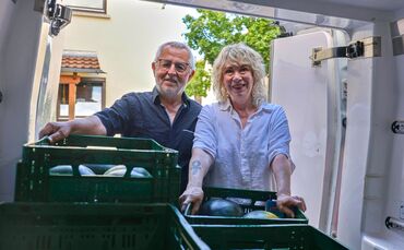 Neues Vorstands-Team leitet die Tafel Welzheim: Iris Haucke-Schüle (r.) und Dieter Münkel.