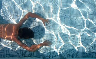 Ein zum Tatzeitpunkt Neunjähriger ist im F3-Schwimmbad in Fellbach von einem Fremden missbraucht worden (Symbolbild). Der Mann w