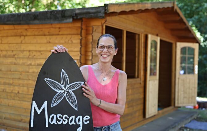 Ulrike Schwalke bewirtschaftet das Blockhaus im Waiblinger Freibad und bietet dort Massagen an.