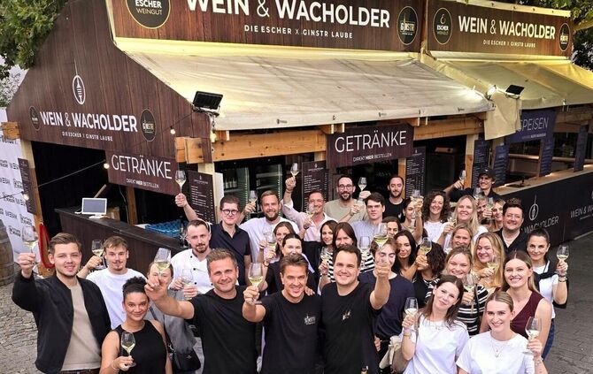 Das Team und die Laube beim Weindorf.