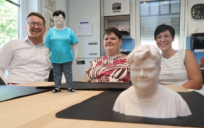 Freude über das 3D-Ergebnis: Nikolai Dückmann, Lorenza Alfieri und ihre Betreuerin Dragica Pejic (von links).