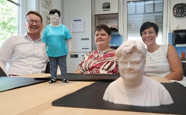 Freude über das 3D-Ergebnis: Nikolai Dückmann, Lorenza Alfieri und ihre Betreuerin Dragica Pejic (von links).