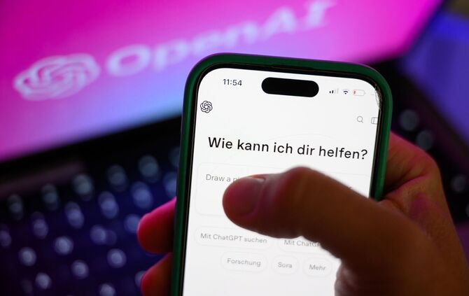 Bei ChatGPT will OpenAI künftig auch mit Werbung Geld verdienen (Archivbild)