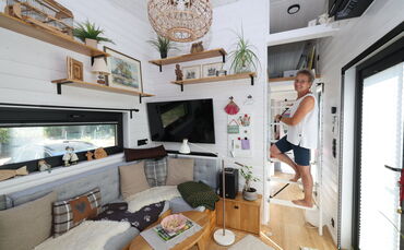 Ute Franziskus in ihrem neuen Tinyhouse in Haubersbronn. Gleich daneben wohnt ihre Tochter in ihrem eigenen Tinyhouse.
