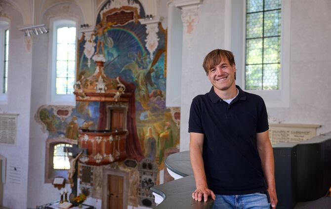 Die Stephanuskirche in Alfdorf feiert ihr 250-jähriges Jubiläum. Pfarrer Patrick Steinbacher freut sich über die Aufmerksamkeit