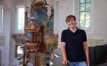Die Stephanuskirche in Alfdorf feiert ihr 250-jähriges Jubiläum. Pfarrer Patrick Steinbacher freut sich über die Aufmerksamkeit