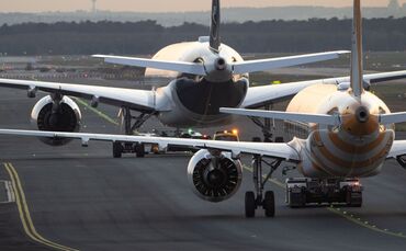 Flugzeuge im Abendlicht
