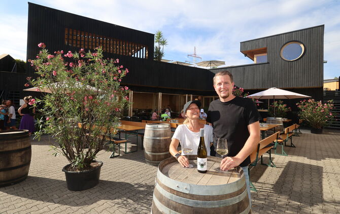 Markus und Conni Siegloch vor der neuen Vinothek an der Albertviller Straße.